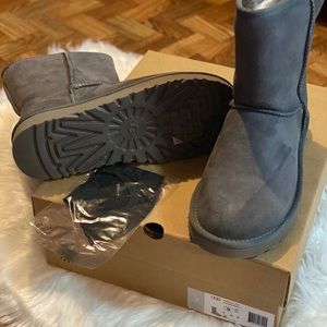Grey Classic Ugg Boots with free mask